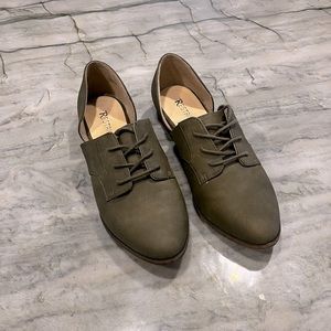 Restricted Pointed Flats Green Size 7